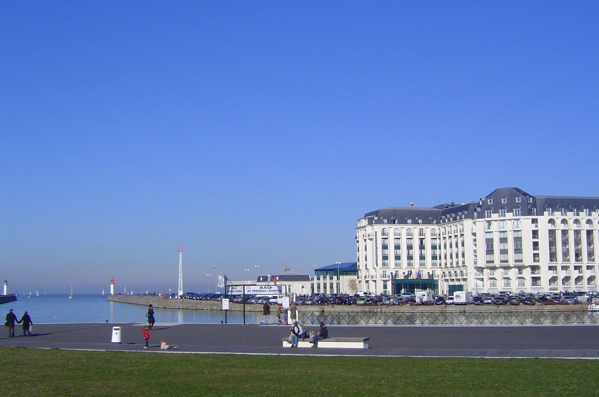 Sowell Residences Le Port Trouville-sur-Mer Exterior foto